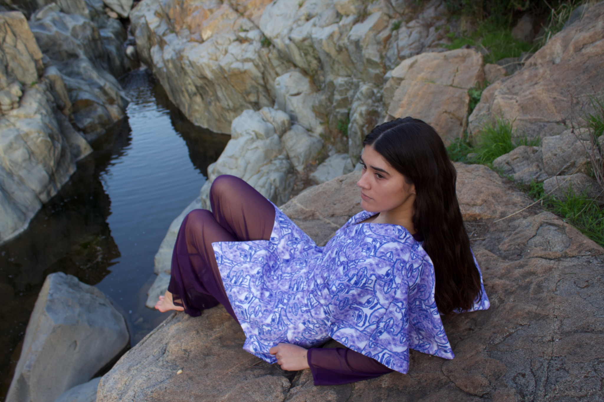 Morphos: modelo sentada junto al agua